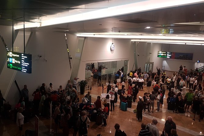 Singapore Arrival on Cruise Transfer to Hotel / Airport - Comfortable Minivan Features