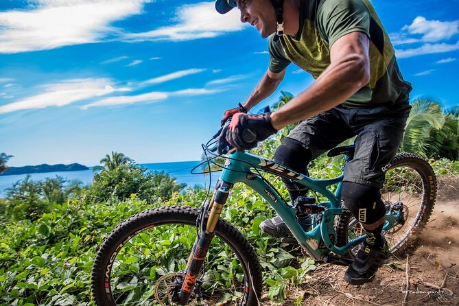 SINGLETRACK MOUNTAIN BIKE - Guided Through the Jungle - Professional Tour Guide