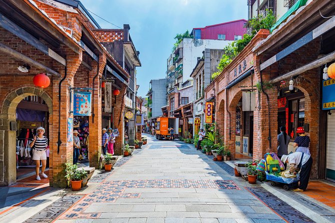 Sip & Savor: Maokong Tea & Shenkeng Stinky Tofu Private Day Tour - Gondola Experience