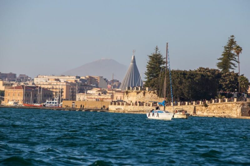 Siracusa: Ortygia Island Boat Tour With Grotto Visit - Grotto Exploration Experience