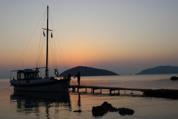 Skiathos: Boat Cruise With Dinner & Sunset Viewing - Exploring Skiathos by Sea