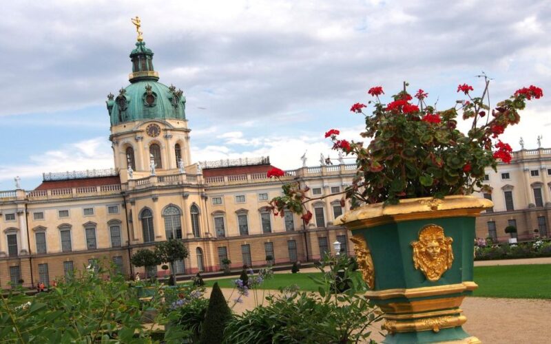Skip-the-line Charlottenburg Palace Private Tour & Transfers - Private Guide Expertise
