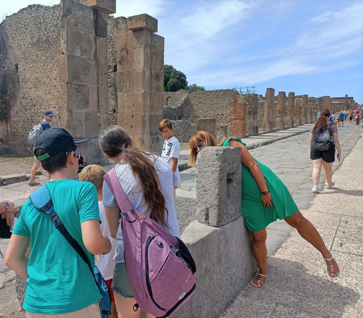 Skip the Line Family-Friendly Pompeii Tour W Archaeologist - Key Points