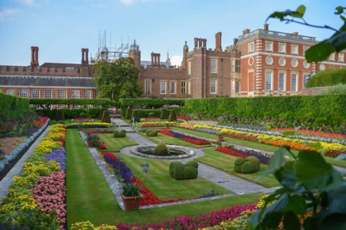 Skip-The-Line Hamptoncourtpalace Guided Day Trip From London - Language Options