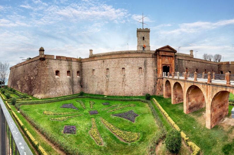 Skip-The-Line Montjuïc Castle Tour With a Cable Car Ride - Live Tour Guide Options