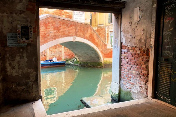 Skip the Line: Morning Venice Gondola Ride, Walking Tour & St Marks Basilica - Gondola Ride Experience