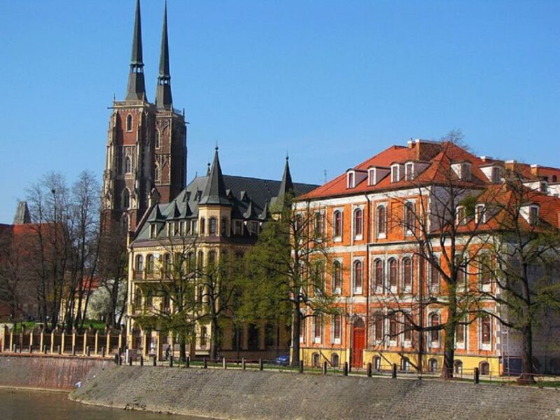 Skip-the-line National Museum and Old Town Private Tour - Key Points