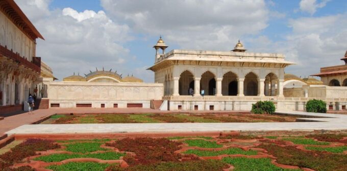 Skip-the-Line Taj, Fort and Fatehpur Sikri Day Trip - Group Size and Languages