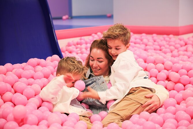 Skip the Line: Youseum Westfield Mall of The Netherlands Ticket - Interaction With Guides