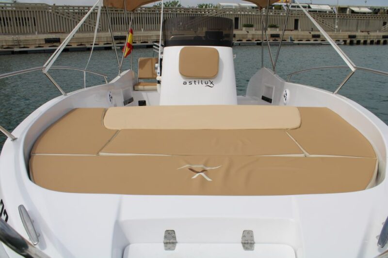 SMALL BOAT RENTAL - Music and Amenities