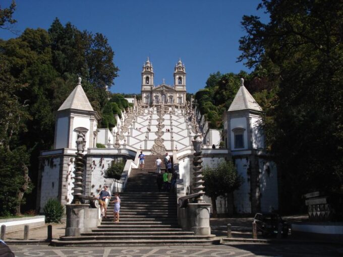 Small-Group Braga Half-Day Tour With Bom Jesus - Group Size and Languages