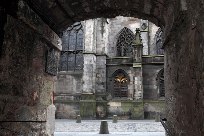 Small Group Edinburgh Witches Trials and Truth Tour - Visiting Edinburghs Old Town Sites