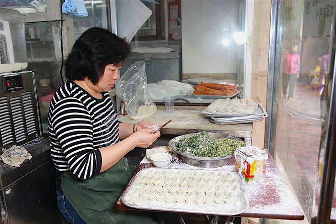Small Group Kowloon Michelin Rated Street Food and Culture Tour - Chungking Mansions