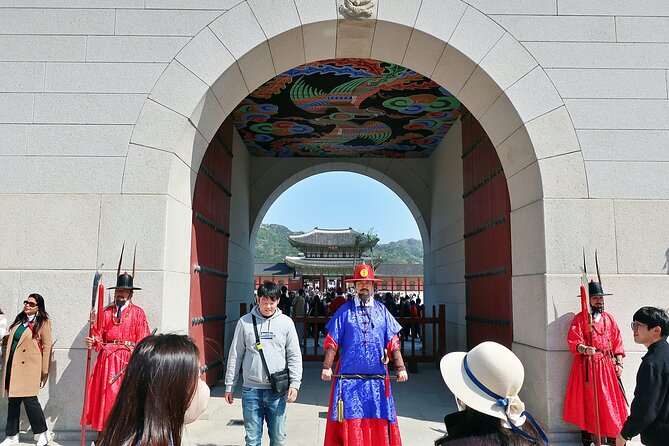 Small-Group Seoul Morning Royal Palaces Tour - Pickup and Meeting Details