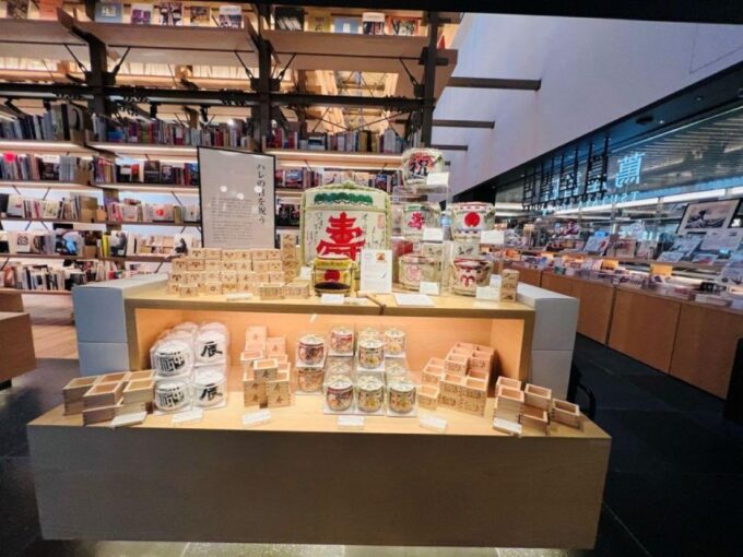 Small-Group Souvenirs Hunting Tour in Ginza - Group Size and Language