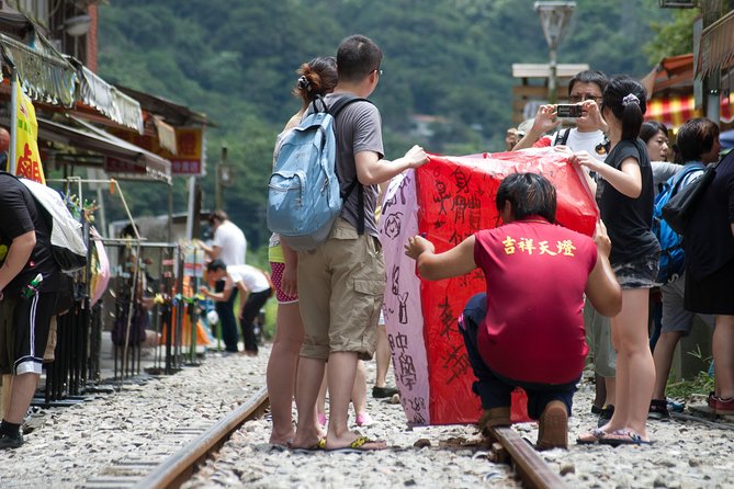 Small-Group Tour: Jiufen, Yehliu Geopark, and Shifen From Taipei - Personalized Experience