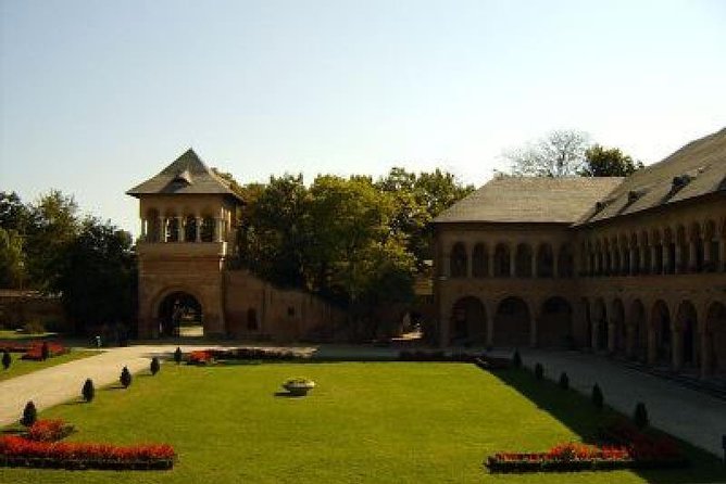 Small Group Tour to Mogosoaia Palace and Snagov Monastery - Mogosoaia Palace Architecture