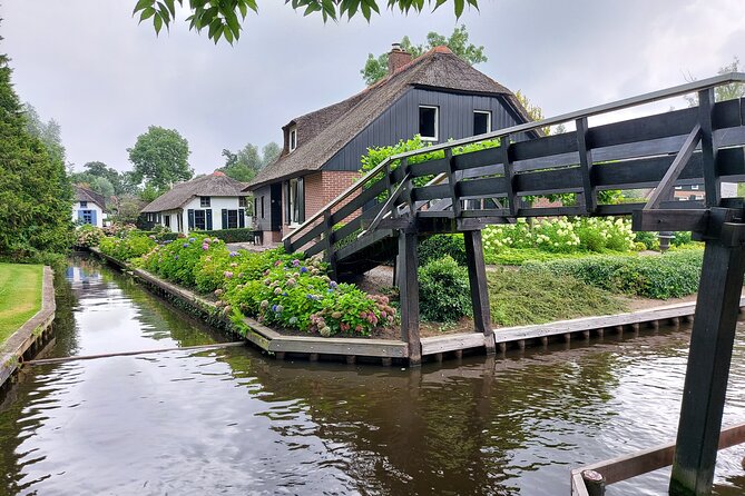 Small-Group Tour to Windmills & Giethoorn With Boat Tour - Discovering Giethoorn