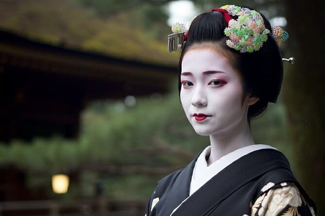 Small Group Walking Tour in Gion at Night With Sake in Hand - Visiting Shrines and Temples