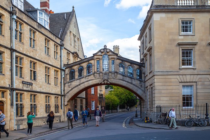 Social Distancing Specialised Oxford University Walking Tour With Student Guides - Student Guide Commentary