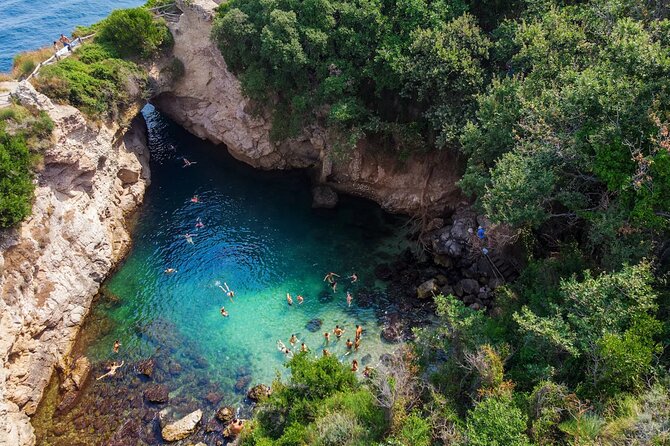 Sorrento Coast Cruise in Typical Gozzo With Limoncello Tasting - Limoncello Tasting Experience