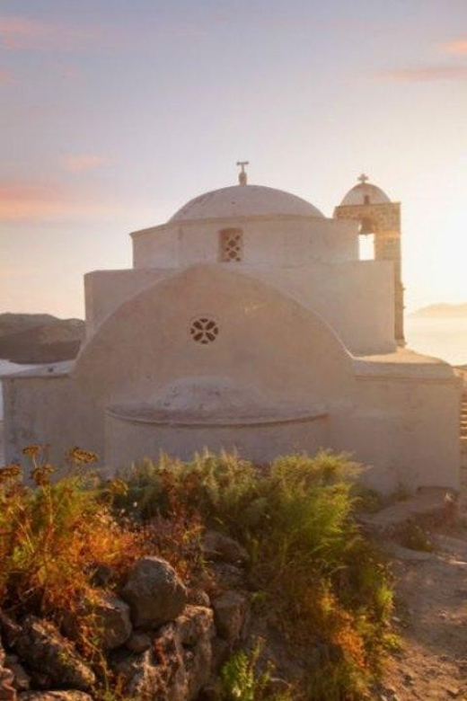 Souda Port: Milos Island Day Trip Including Ferry & Bus Tour - Discovering Sarakiniko Beach