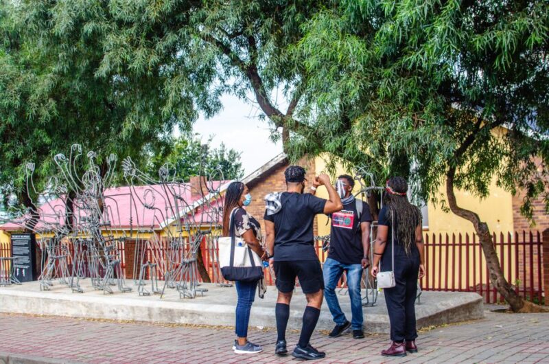 Soweto: Walking Tour With a Local Guide and Lunch - Desmond Tutus House