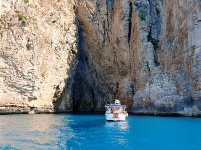 Sperlonga: Boat Tour to Gaeta With Pizza and Drinks - Group Accommodations