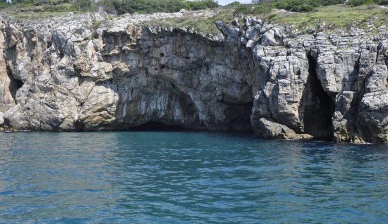 Sperlonga: Private Boat Tour to Gaeta With Pizza and Drinks - Onboard Experience