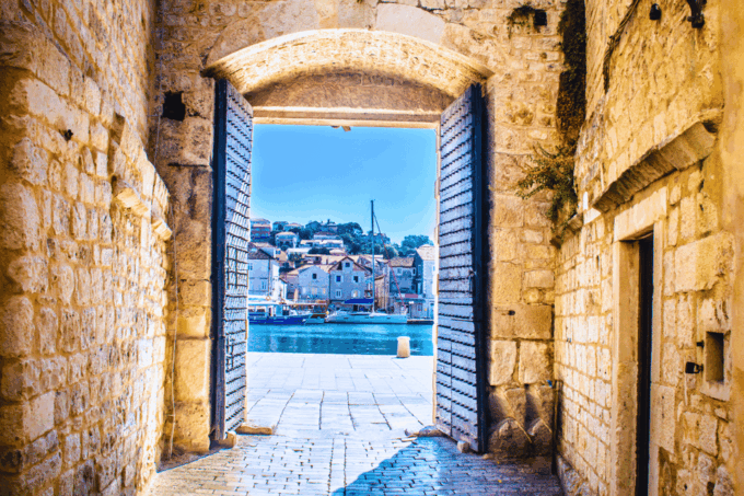 Split: Blue Lagoon & 3 Islands Speedboat Tour - Small Group - Destination: Maslinica