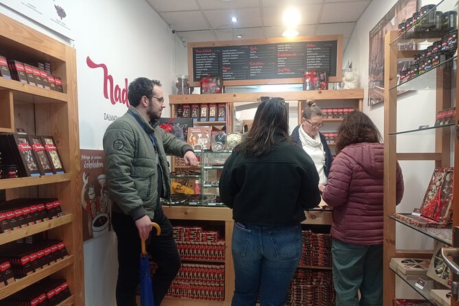 Split Food Small Group Tour - Food Included - Group Size and Languages