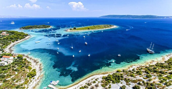 Split: Half-Day Blue Lagoon, Shipwreck, and Trogir Boat Tour - Speedboat Cruise From Split