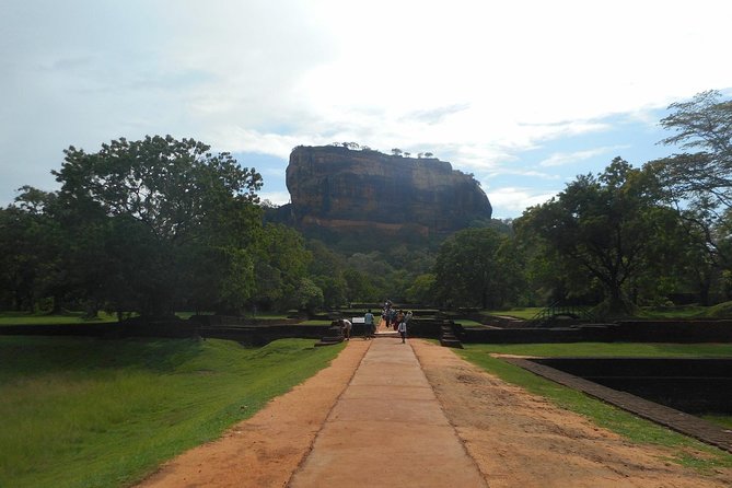 Sri Lanka Tour in 8 Days - Meeting and Pickup