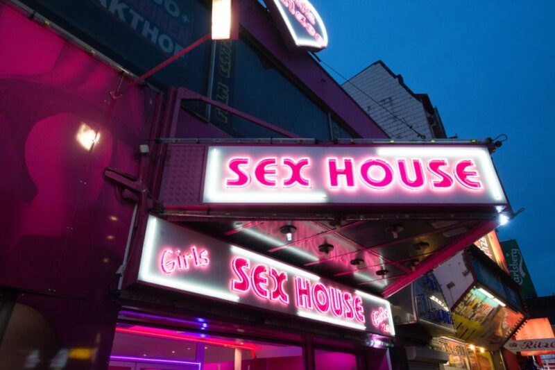 St. Pauli Nightlife Tour With Drag Queen in English - Olivia Jones Dollhouse