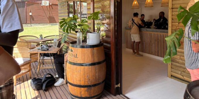Stellenbosch Wine Tractor: Hop on Hop off Wine Tasting Tour - Scenic Views in Helderberg