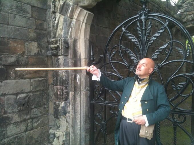 Stirling Castle and the Old Town: Private Walking Tour - Discovering Old Town Landmarks