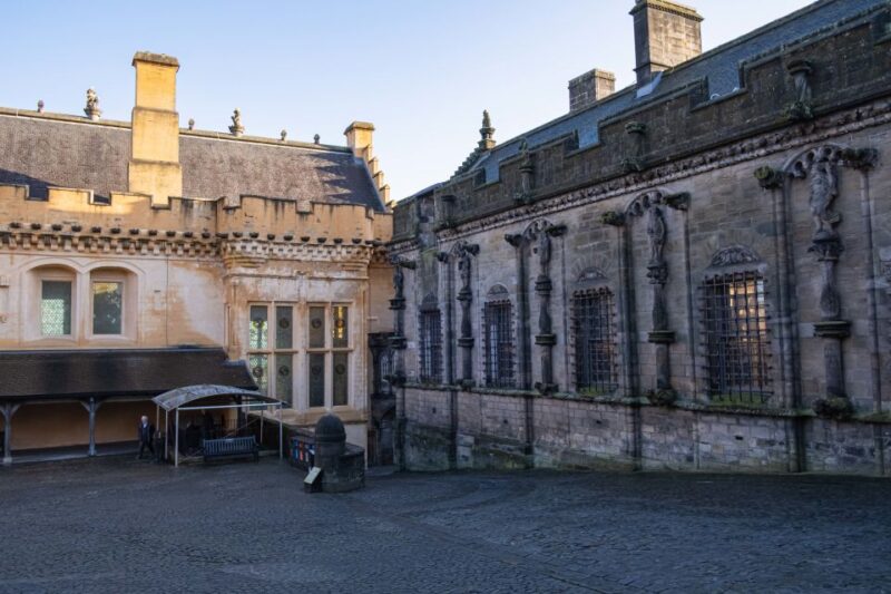 Stirling Castle: Skip-the-Line Guided Tour in Spanish - Exploring the Royal Palace