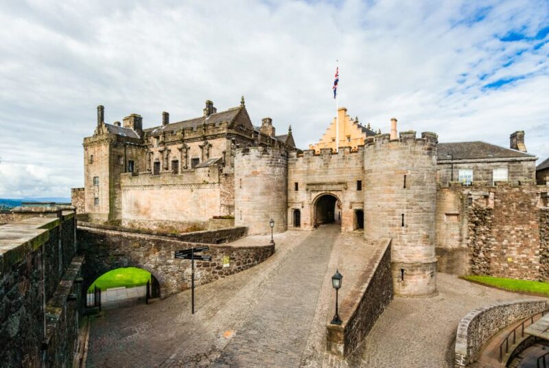 Stirling Castle: Skip-the-Line Guided Tour in Spanish - Visiting the Great Hall