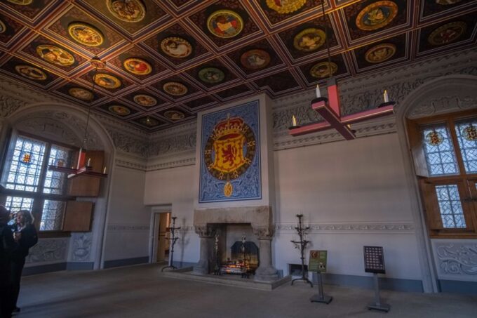 Stirling Castle: Skip-the-Line Guided Tour in Spanish - Uncovering Legends and Stories