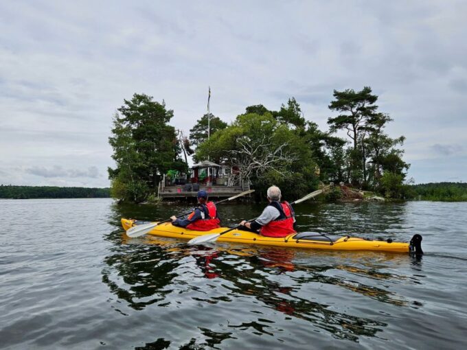 Stockholm: Guided Kayak Tour to Drottningholm Royal Palace - Scenic Views and Picnic
