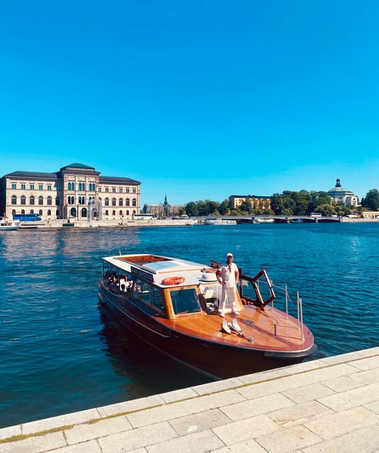 Stockholm: Historical Live-Guided Canal Cruise - Boat Amenities
