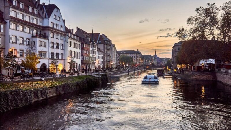 Strasbourg : Discovery Stroll and Reading Walking Tour - Taking in Strasbourgs History