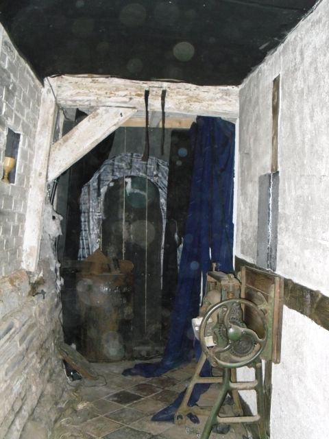 Stratford-upon-Avon: Lantern-Lit Ghost Tour at Tudor World - Dark Corridors and Rooms