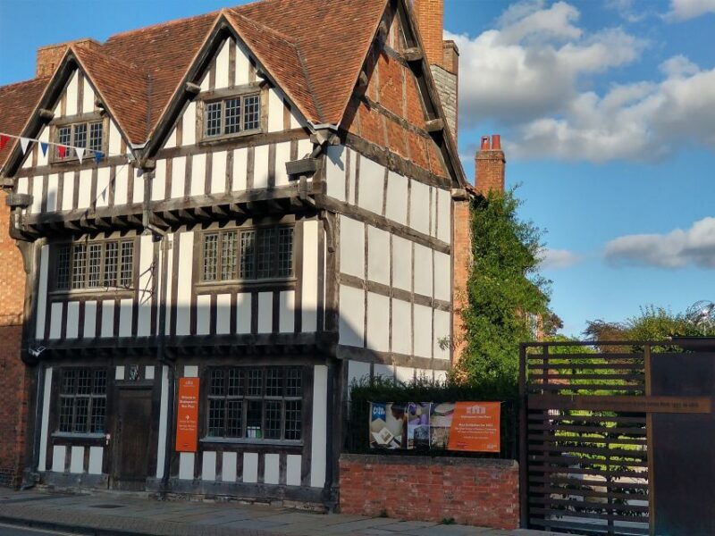 Stratford-Upon-Avon: The Famous Walk Talk Show - Duration and Language Availability