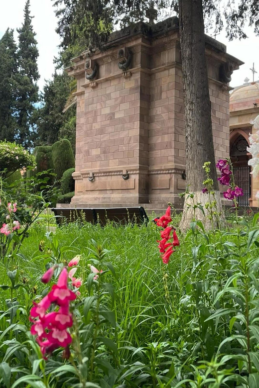 Sucre: Historical Tour in the Old and Beautiful Cemetery - Key Points