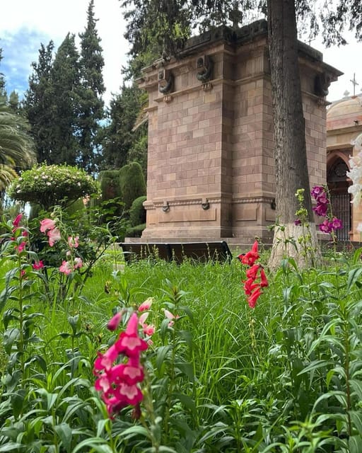 Sucre: Historical Tour in the Old and Beautiful Cemetery - Culinary Experience