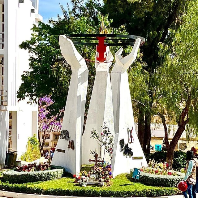 Sucre: Historical Tour in the Old and Beautiful Cemetery - Recap