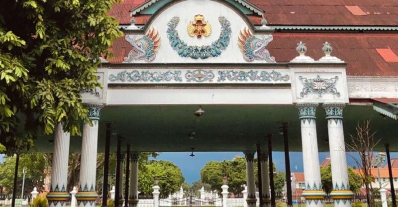 Sultan Palace, Pramban Temple and Water Castle Guide Tour - Key Points
