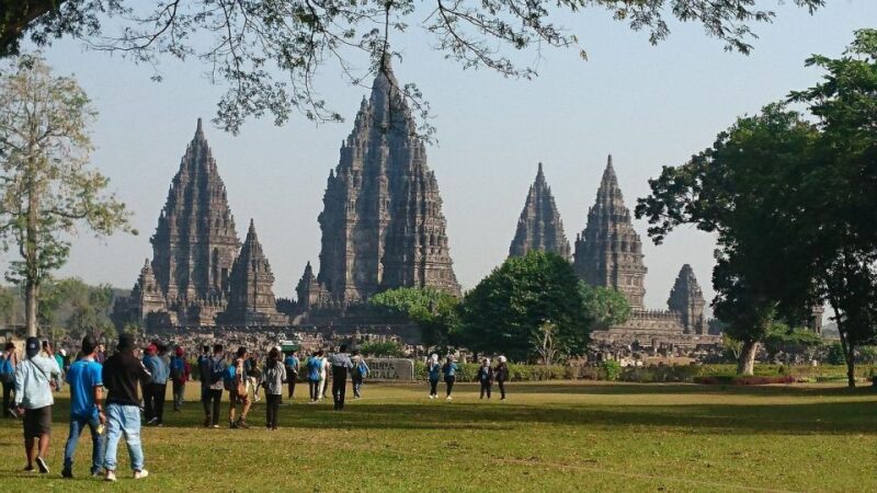 Sultan Palace, Pramban Temple and Water Castle Guide Tour - Group Size and Language