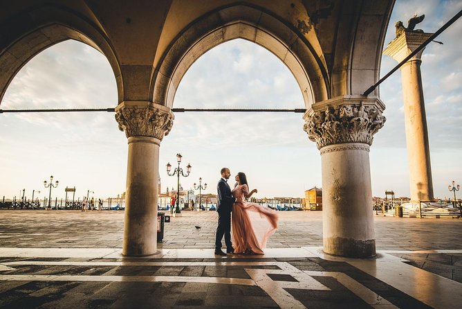 Sunrise Couple Photoshoot Tour - Capturing Professional-Quality Photographs